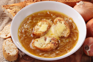 法式洋蔥湯（Soupe à l’oignon）— 冬季暖心家常必備