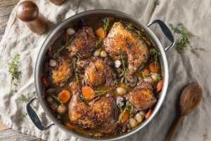 奶油燉菜（Coq au Vin）— 鄉村風味的紅酒燉雞