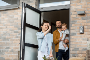 法國朋友揮手說À bientôt道別