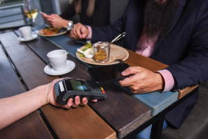 法國餐廳顧客向服務生說L’addition s’il vous plaît